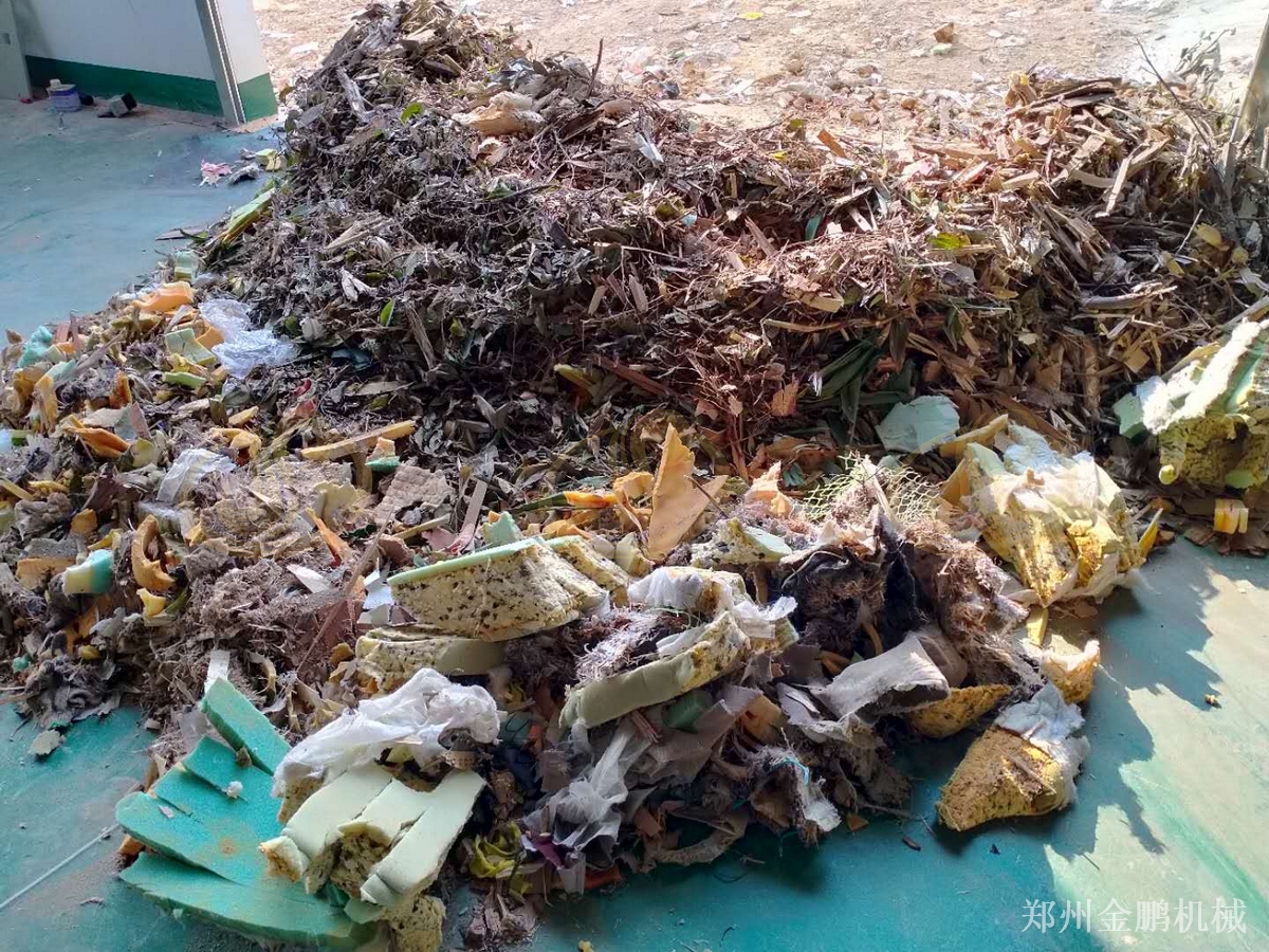 郑州金鹏大件废弃物撕碎机应对混合物料减容难题